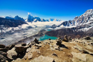 Himalaya Dağları 'nın Cholatse, Taboche ile Gokyo gölleri ve Ngozumpa buzulları üzerinde Nepal' deki Gokyo Ri zirvesinden bu muhteşem manzarayı seyreden nefes alıyor.