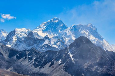 Everest 'in batı cephesi ve Nuptse' nin batı duvarı Nepal 'deki Gokyo Ri' nin tepesinden çarpıcı Himalaya portresi ile çevrelenen tepelerin üzerinde çarpıcı bir şekilde yükselir.