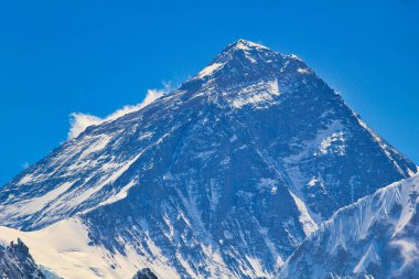 Everest West Face Dağı, zirve ve ve güney zirvesiyle birlikte Nepal 'deki Gokyo Ri' nin tepesinden çekilen bu uzun menzilli fotoğrafta ayrıntılı olarak yer almaktadır.