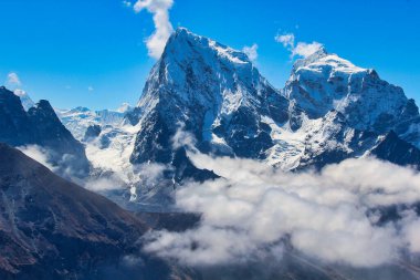 Cholatse ve Taboche 'nin dramatik ikiz zirveleri Gokyo Ri, Nepal' den görülen açık mavi gökyüzüne karşı.