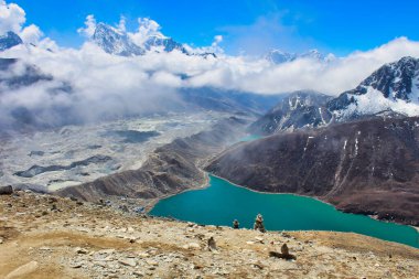 Ramsar sulak alanları olarak listelenen zümrüt yeşili Gokyo 2 ve 3. Nepal 'de Gokyo Ri' nin tepesinden görülen genişleyen Ngozumpa buzulu ile birlikte.