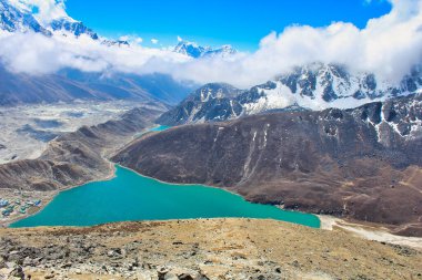 Nepal 'de Gokyo Ri' nin tepesinden görülen geniş Ngozumpa buzuluyla birlikte Ramsar sulak alanları olarak listelenen zümrüt yeşili Gökyo 2 ve 3 'üncü gölün çarpıcı manzarası.