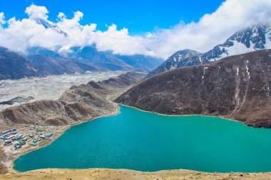 Gokyo Tsho ya da Dudh Pokhari, Nepal 'in engin Ngozumpa buzuluna komşu Gokyo kıyılarında 4700 metre yükseklikte bulunan bir Ramsar sulak alanı olarak listelenmiş zümrüt yeşili yüksek rakımlı Himalaya gölüdür.