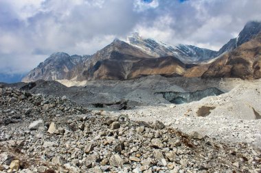 Nepal 'in en büyük buzulu olan Ngozumpa Buzulu, büyük taş, buz ve kil birikintileriyle Cho Oyu' dan akıyor ve Dudh Kosi 'nin 1500 km' den fazla mesafedeki Bengal Körfezi 'ne uzanan akarsuları.