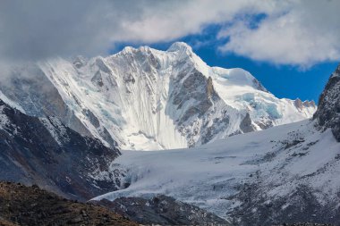 Lobuche zincirinin 6069 metre yüksekliğindeki Nirekha zirvesi Gokyo, Nepal yakınlarındaki Cho La geçidine yükselirken görülebilir.