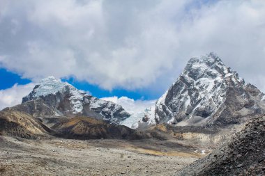 Gokyo, Nepal 'deki Thagnag veya Dragnag köyü yakınlarındaki Lobuche zincirinin 6592 metre yüksekliğinde Dragnag Ri zirvesi.