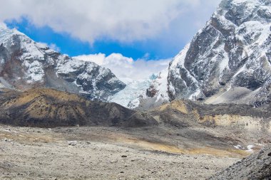 Dragnag Ri tepesi ve Khumbu vadisine giden Nirekha arasında daha az kullanılan bir kol.