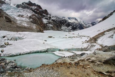 Cho La 'nın eteğindeki buzullar Cholatse Dağı' nın eteklerinde 5400 metre yükseklikte Khumbu Vadisi 'ndeki Dzonghla köyüne doğru ilerliyorlar.