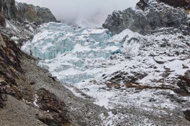 Cholatse 'ın eteklerinden sarkan buzlar ve yılanlar Cho La geçidinde Nepal' deki Khumbu vadisine iniyor.