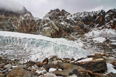 Cho La 'nın eteğindeki buzullar Cholatse Dağı' nın eteklerinde 5400 metre yükseklikte Khumbu Vadisi 'ndeki Dzonghla köyüne doğru ilerliyorlar.
