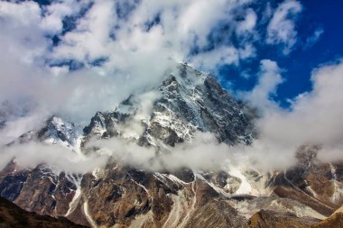 Nepal 'in Khumbu Vadisi' nde Cholatse 'nin bir tepesi olan dramatik Arakam Çeyreği' nin etrafında bulutlar yükseliyor.