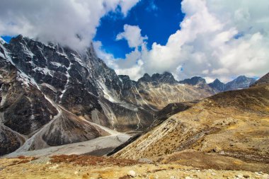 Nepal 'deki Cholatse ve Arakam Tse tepelerinde Chola Tsho ya da Chola Tso Gölü