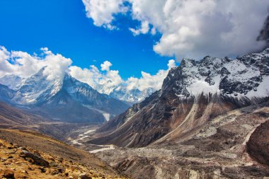 Ama Dablam 'ın çarpıcı görüntüsü Nepal' in Periche köyü yakınlarındaki bu manzaradan Khumbu buzulu ve vadisinden çarpıcı bir şekilde yükseliyor.