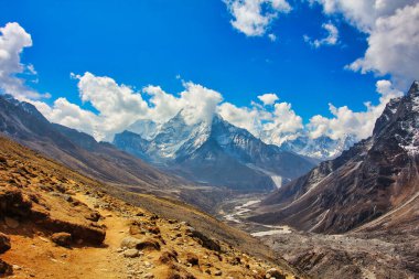 Ama Dablam 'ın çarpıcı görüntüsü Nepal' in Periche köyü yakınlarındaki bu manzaradan Khumbu buzulu ve vadisinden çarpıcı bir şekilde yükseliyor.