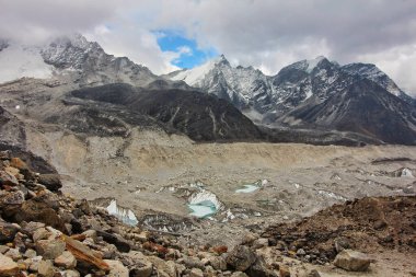 Everest Dağı 'ndan çıkan Khumbu buzulu, Khumbu Khola' nın Dudh Kosi 'ye akan akarsularını oluşturur. Burada Mayıs 2017' de kaya enkazı ve eriyen havuzlarla görülmektedir.