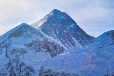 Everest batıya bakıyor zirvede jet akıntıları ile Bu güzel sabah görüntüsü ile Kala Pathar 'ın tepesinden Gorakshep, Nepal yakınlarında