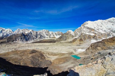 Gorakshep çevresindeki Khumbu vadisinde Nepal 'in Kala Patikası zirvesinden geniş bir Khumbu buzulu manzarası.