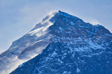 Nepal 'in Gorakshep kentindeki Kala Patikası' nın tepesinden görülen rüzgârlı kuzey yüzüyle Everest zirvesi