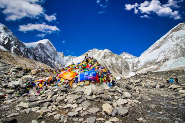 Everest Ana Kampı - Cairns ve Prayer bayraklarıyla ünlü EBC yolculuğunun sonu ya da Nepal 'deki yürüyüşçüler ve yürüyüşçüler için Everest Ana Kampı yürüyüşü