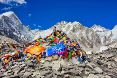 Everest Merkez Kampı - Cairns ve Prayer bayraklarıyla Yolculuğun Sonu EBC yolculuğunun son noktası ya da Nepal 'deki yürüyüşçüler ve yürüyüşçüler için Everest Ana Kampı yürüyüşü