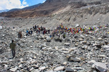 Yürüyüş yapan gruplar yolculuklarını Nepal 'deki Everest Dağı' nın gölgesi altında Khumbu buzulundaki Everest ana kampında tamamlıyorlar.