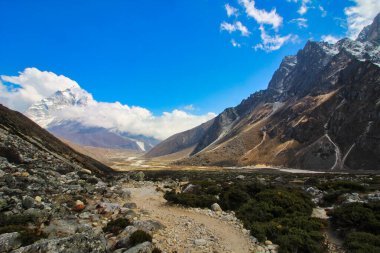 Khumbu vadisi boyunca güneye, Dugh La ve Periche köyüne bakan Everest ana kamp yolunun manzara manzarası. Ama Dablam, Nepal 'in ufkunda hüküm sürüyor.