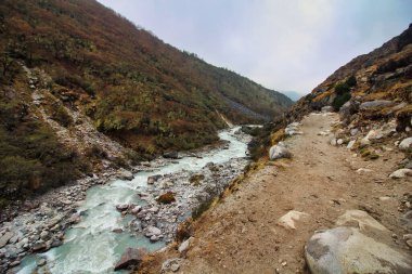 Khumbu Khola, Nepal 'deki Dudh kosi Nehri' ne katıldığı Namche Çarşısı 'na, çalılık, çayır ve ormanlardan akar.