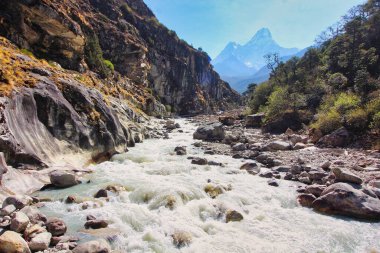 Ama Dablam 'ın Nepal' deki Dudh kosi nehrinin derin vadilerindeki sislerden yükselen manzarası