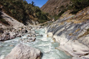 Khumbu ve Cho Oyu buzullarından kaynaklanan Dudh Kosi Nehri 'nin hızlı akıntıları, burada Tengboche, Nepal yakınlarındaki Everest Ana Kampı' nda manzaralı bir vadide görülüyor.