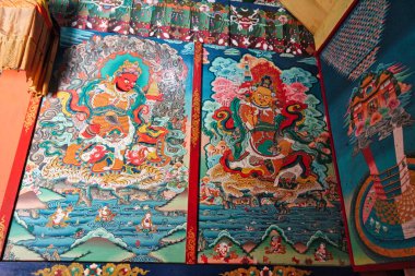 Tibet Vajrayana Budizmi 'nden ilahi varlıklar ve tanrılar Tengboche Manastırı, Nepal' deki karmaşık duvar sanatı ile