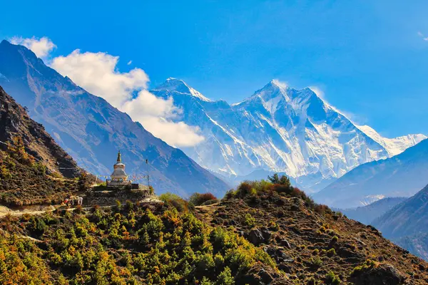 Önplanda Tenzing Anıt Korosu ile Everest ve Lhotse Dağı, Nepal 'in Namche Çarşısı yakınlarındaki Everest ana kampındaki yürüyüşçüler için unutulmaz bir görüntü sunuyor.