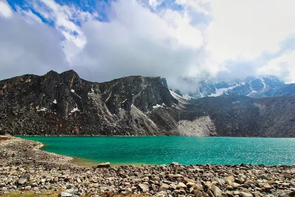 Zümrüt yeşili Gokyo Gölü No 2, Taboche Tsho olarak da bilinir, Khumbu Gokyo bölgesindeki 5 yüksek irtifa gölünün ve Nepal 'deki Ramsar sulak alanının bir serisinin parçasıdır.