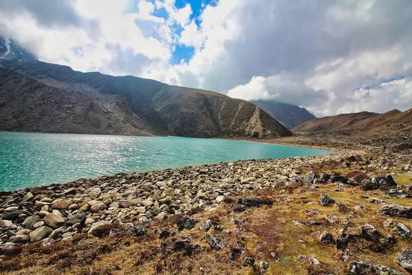 Zümrüt yeşili Gokyo Gölü No 2, Taboche Tsho olarak da bilinir, Khumbu Gokyo bölgesindeki 5 yüksek irtifa gölünün ve Nepal 'deki Ramsar sulak alanının bir serisinin parçasıdır.