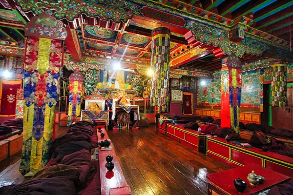Tengboche Manastırı 'nın muhteşem dekore edilmiş iç mabedi Tengboche, Nepal' de ayrıntılı sütunlar ve renkli sunaklarla süslenmiş.