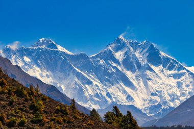 Everest Dağı, Nuptse sivri tepesi ve Lhotse zirvesi kuleleri, Nepal, Khumbu 'daki Namche Çarşısı' ndan çekilen bu telefoto çekiminde görülebilir.