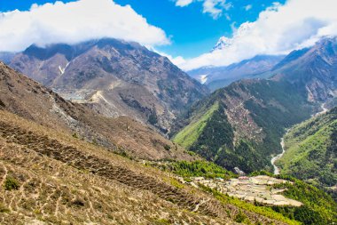 Phortse Thanga köyü derin bir vadide, ama Dablam 'la birlikte, Dole' a doğru, yukarı Khumbu, Nepal 'deki Gokyo patikasında yükseliyor.