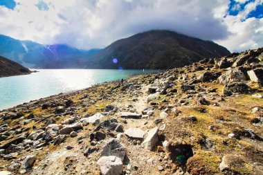 Zümrüt yeşili Gokyo Gölü No 2, Taboche Tsho olarak da bilinir, Khumbu Gokyo bölgesindeki 5 yüksek irtifa gölünün ve Nepal 'deki Ramsar sulak alanının bir serisinin parçasıdır.