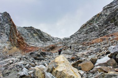 Trekkerler, Nepal 'deki Gokyo ve Khumbu vadilerini birbirine bağlayan 5400 metre yükseklikteki Cho La geçidine doğru dik tırmanışa başlıyorlar.