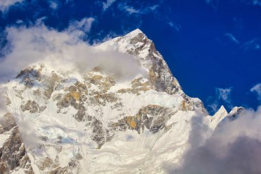 7861 metredeki Nuptse Dağı, Nepal 'in Gorakshep kentindeki akşam güneşiyle ışıl ışıl parlayan Everest ana kampına hakim.