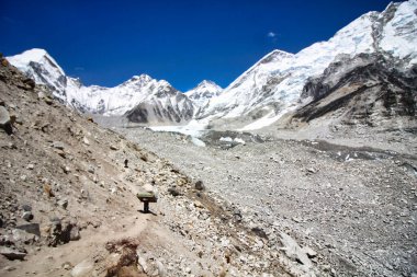 Everest ana kampının son aşaması Nepal 'deki Khumbu buzulları üzerinde yürüyüş yapmak.