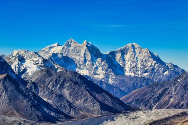 Thamserku ve Kangtega 'nın ikiz tepeleri Gorakshep, Nepal yakınlarındaki 550 metre yüksekliğindeki Kala patikasından görülebiliyor.