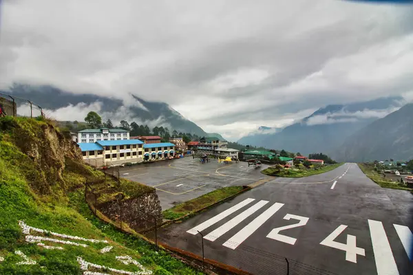 Yağmurlu bir günde Lukla Havaalanı pisti - hava koşulları, Tenzing Hillary Havaalanı, Lukla, Nepal 'den 200 metreden daha az bir pistten kalkış tehlikesini artırıyor