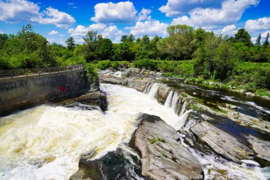 Ottawa, Ontario, Kanada 'daki Vincent Massey parkındaki Rideau nehrindeki Hogs nehrinin kükreyen akıntıları.
