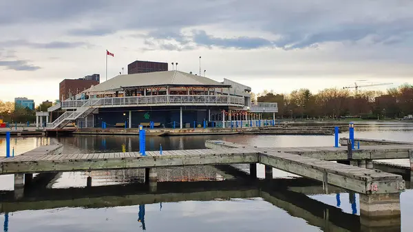 Ottawa, Kanada - 7 Mayıs 2023 - Kanada 'nın Ontario kentindeki Dominion Botanik Bahçeleri' nde arka planda Kanada bayrağı bulunan Dows gölü pavyonu