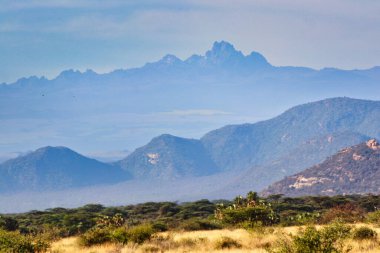 Kenya 'nın en yüksek dağı olan Kenya Dağı 5199 metredeki Kenya' daki Buffalo Springs rezervindeki geniş Samburu bölgesinde görüldüğü gibi ufka hakim.