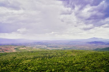 Resmin sağ tarafında Longonot Dağı olan Büyük Afrika Yarık Vadisi 'nin panoramik görüntüsü Nairobi, Kenya, Afrika yakınlarındaki bir perspektiften çekilmiştir.