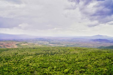 Resmin sağ tarafında Longonot Dağı olan Büyük Afrika Yarık Vadisi 'nin panoramik görüntüsü Nairobi, Kenya, Afrika yakınlarındaki bir perspektiften çekilmiştir.