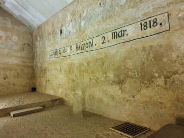 Kâşif Belzoni tarafından 1818 'de Mısır' ın başkenti Kahire yakınlarındaki Giza Platosu 'ndaki odanın duvarına yazısıyla açılan Khafre' nin Büyük Piramidi 'ndeki mezar odasının içi.