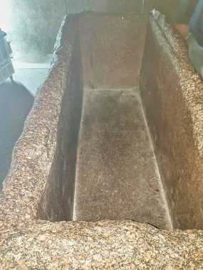Granit tabutun ya da Firavun Khufu 'nun lahitinin içini, Mısır' ın Kahire yakınlarındaki Büyük Khufu Piramidi 'ndeki Krallar Odası' nın içine kapatın.