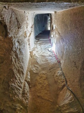 Aralık 2019 'da firavun Snefuru tarafından Mısır' ın başkenti Kahire yakınlarındaki Dahshur mezarlığında inşa edilen piramidin 1. ve 2. odaları arasındaki mezar hırsızları tünelinin manzarası.